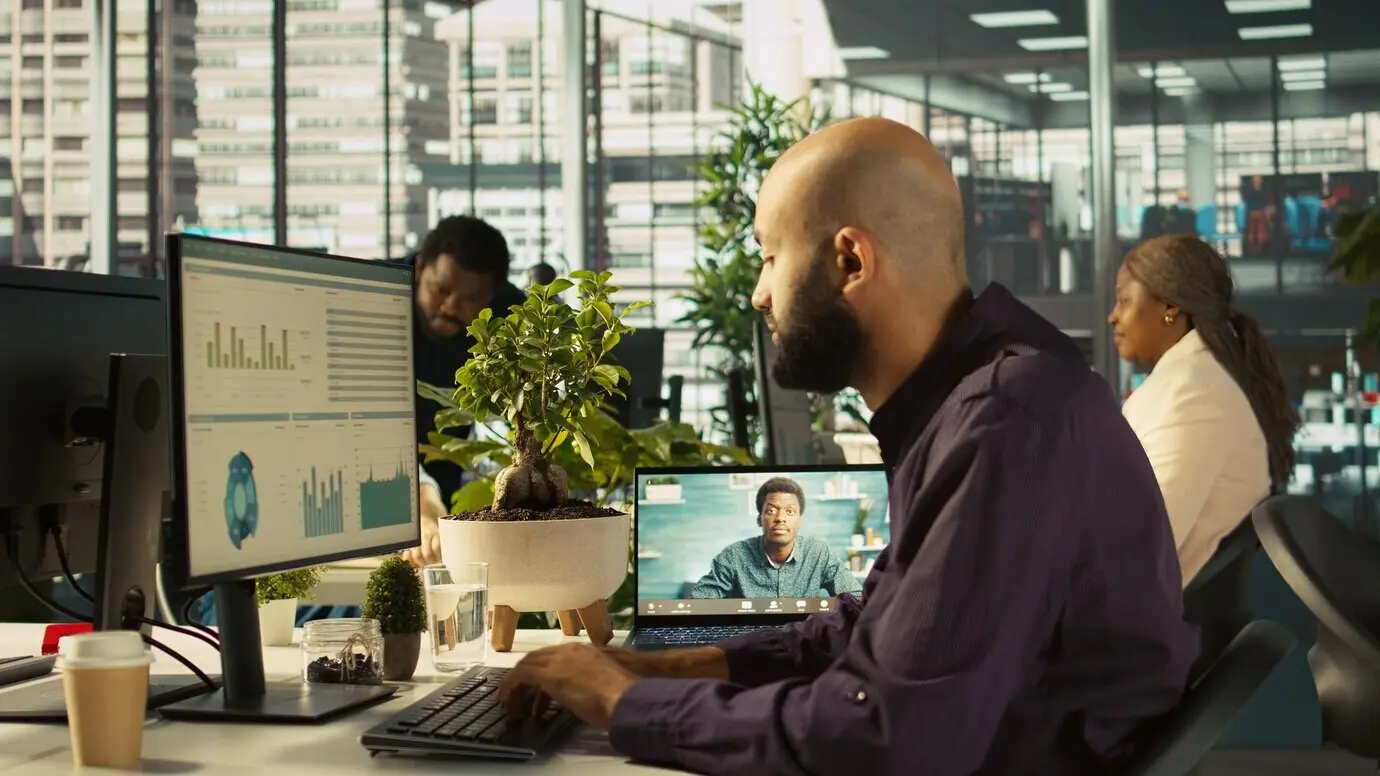 Geschäftsmanager in einem Videoanruf mit einem Mitarbeiter, der an einem Briefing-Meeting teilnimmt.