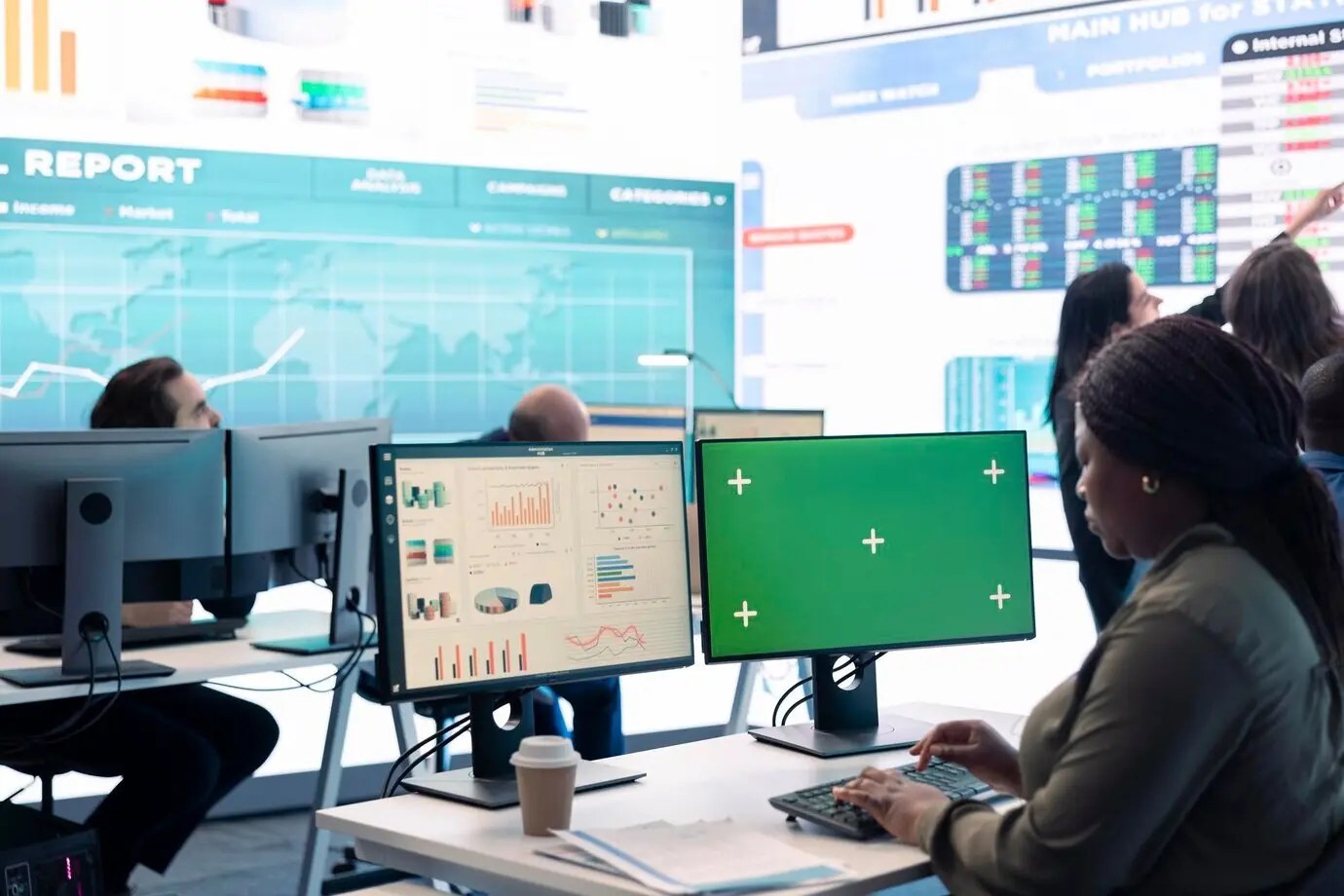 Vertriebsmanager analysiert Erfolgs- und Effizienzkennzahlen im Unternehmen.