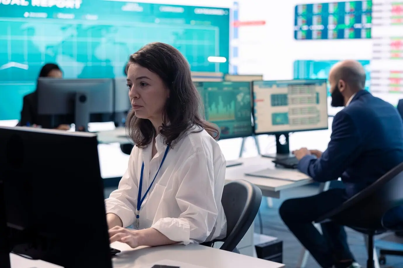 Projektmanager analysiert wichtige Leistungskennzahlen, um den Geschäftserfolg sicherzustellen.