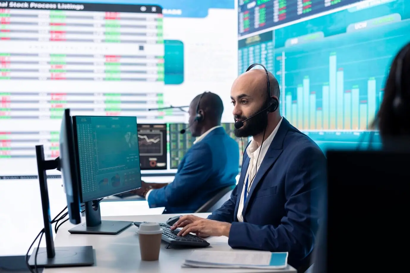 Konzentrierter Teamleiter, der Unternehmenszahlen prüft, um den Gewinn zu berechnen.