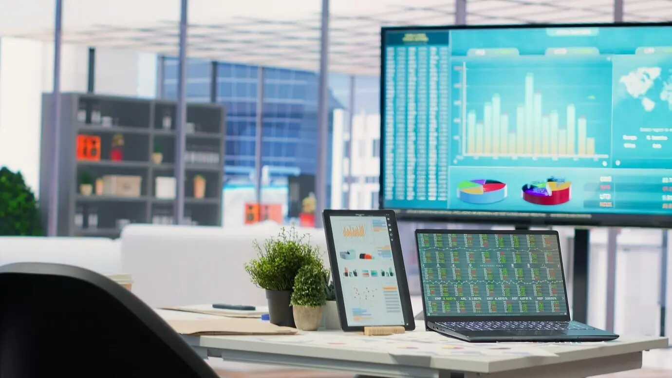 Ein leeres Büro in städtischer Lage, das als Hauptsitz einer Versicherungsagentur dient, um Menschen zu helfen.